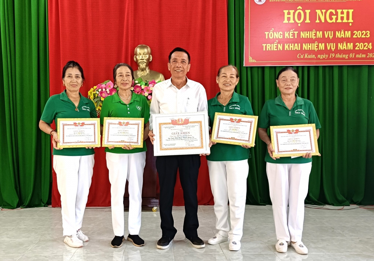 Khen thưởng các tập thể, cá nhân lập thành tích xuất sắc xây dựng phong trào dưỡng sinh NCT huyện Cư Kui,, tỉnh Đắk Lắk (2)