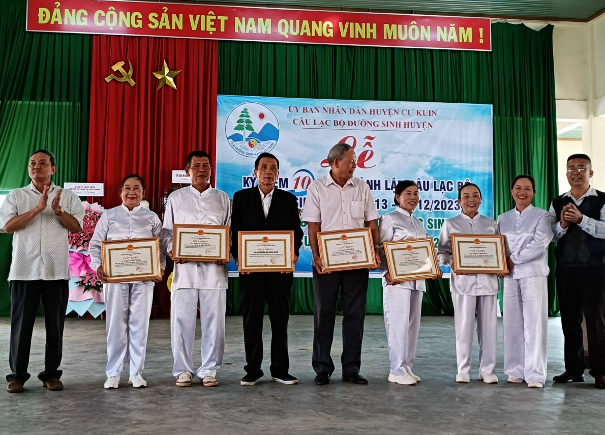 Khen thưởng các tập thể, cá nhân lập thành tích xuất sắc xây dựng phong trào dưỡng sinh NCT huyện Cư Kui,, tỉnh Đắk Lắk (2)