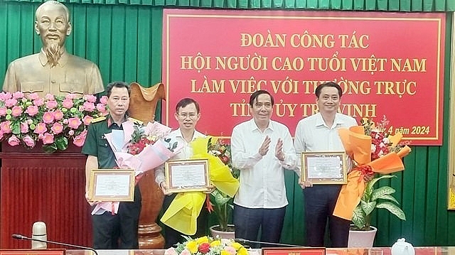 Chủ tịch Nguyễn Thanh Bình trao Kỉ niệm chương Vì sự nghiệp bảo vệ, chăm sóc và phát huy vai trò NCT cho các đồng chí lãnh đạo tỉnh có nhiều đóng góp.