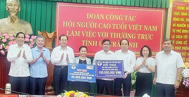 / Phó Chủ tịch Hội NCT Việt Nam Trương Xuân Cừ, Huỳnh Thành Lập; trao bảng tượng trưng100 suất quà trị giá 80 triệu đồng cho hội viên Hội NCT có hoàn cảnh khó khăn; hỗ trợ 100 triệu đồng cho hội viên NCT khó khăn về nước ngọt trên địa bàn tỉnh Trà Vinh.