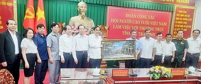 Lãnh đạo tỉnh Trà Vinh tăng ảnh lưu niệm đền thờ Bác Hồ cho đoàn công tác Trung ương Hội.