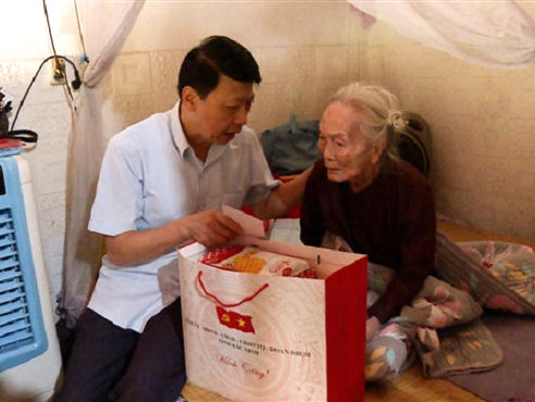 Lãnh đạo huyện Yên Phong, tỉnh Bắc Ninh tặng quà NCT