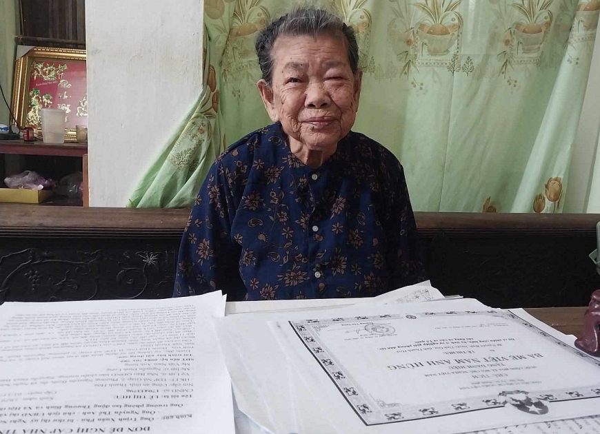 Mẹ VNAH Lê Thị Hừu đã 95 tuổi, nhưng còn khỏe mạnh, minh mẫn Ảnh 2: Khu đất ở cồn Mã Ngu, hiện gia đình đang sử dụng trồng keo tai tượng, nhưng quy hoạch làm công viên cây xanh, nên không có căn cứ công nhận đất ở