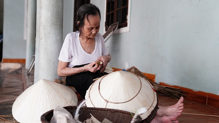 Cụ bà 94 tuổi miệt mài giữ gìn nghề làm nón
