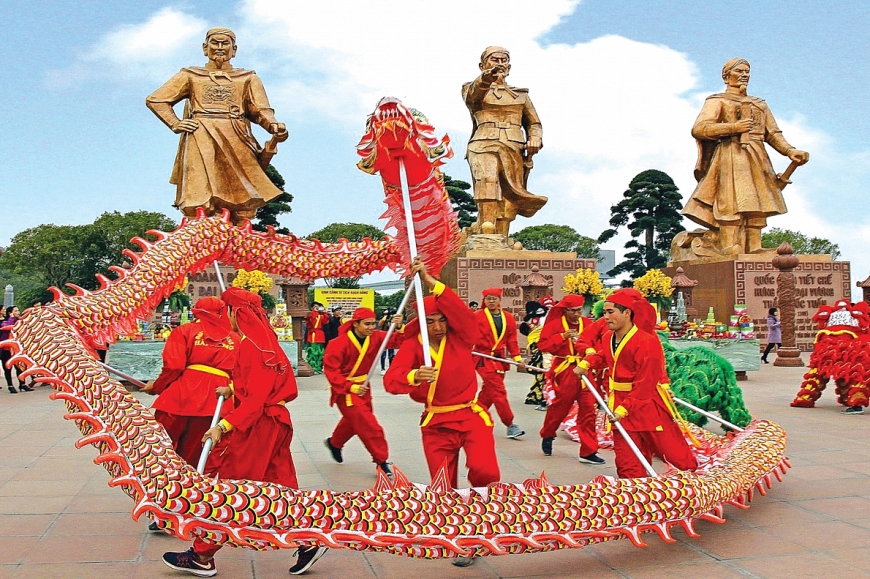 Tượng đài ba vị tướng quân ở Quảng trường Chiến thắng