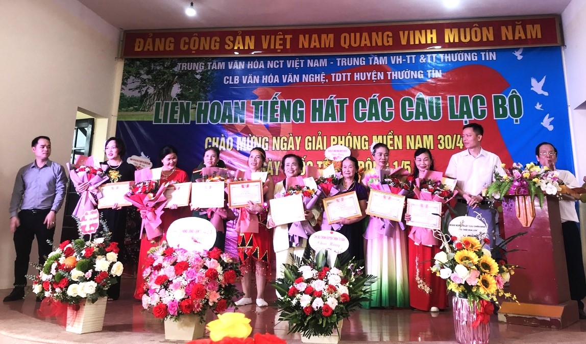 Ban tổ chức trao Giấy khen cho các tập thể, cá nhân xuất sắc trong phong trào văn hóa thể thao NCT