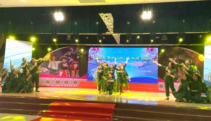 Một tiết mục của Đoàn Hương sắc Việt tại tỉnh Điện Biên