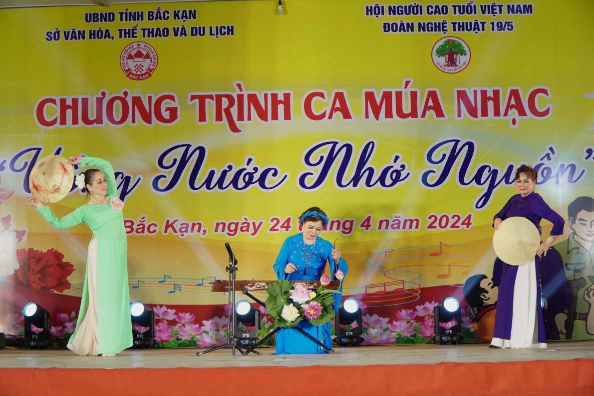 Hào khí non sông và giọng ca trẻ mãi