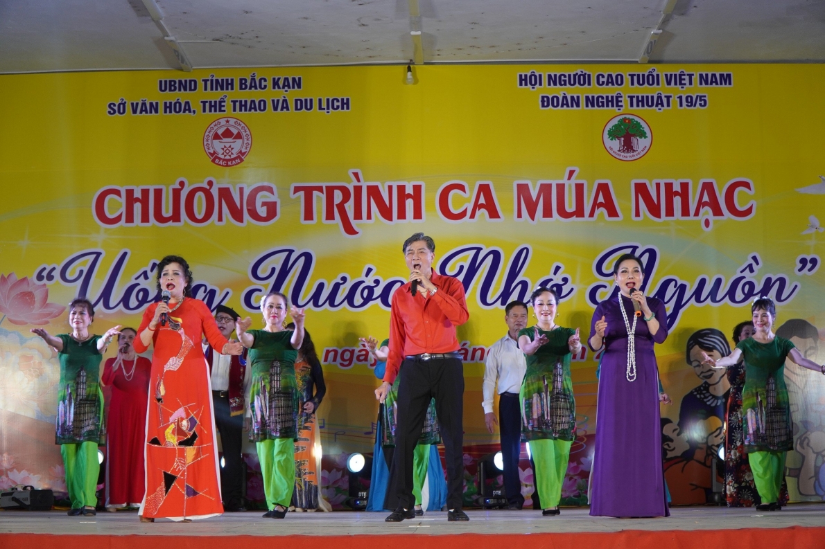 Hào khí non sông và giọng ca trẻ mãi