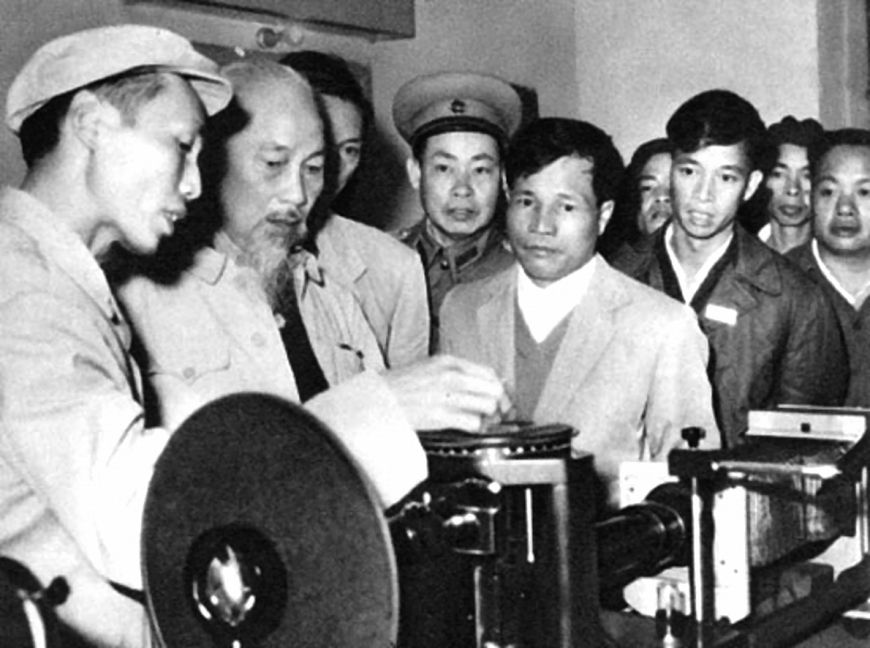 Chủ tịch Hồ Chí Minh thăm Xưởng Cơ khí Khu Công nghiệp liên hợp gang thép Thái Nguyên ngày 1/1/1964.  Ảnh tư liệu lịch sử 