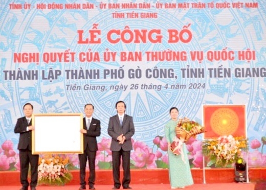 Ông Nguyễn Văn Danh, Ủy viên Trung ương Đảng, Bí thư Tỉnh ủy thừa ủy quyền của Ủy ban Thường vụ Quốc hội trao Nghị quyết thành lập thành phố Gò Công, tỉnh Tiền Giang.