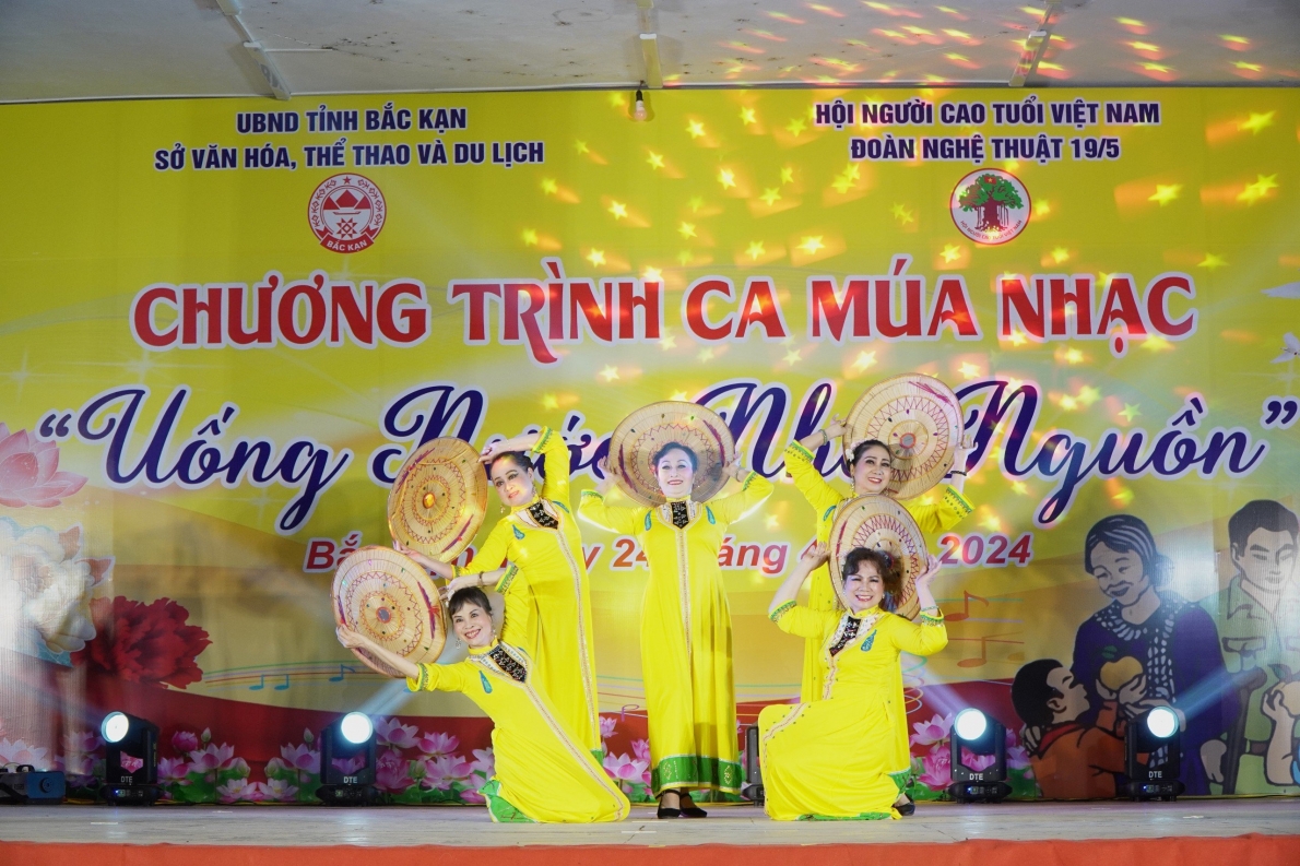 Hào khí non sông và giọng ca trẻ mãi