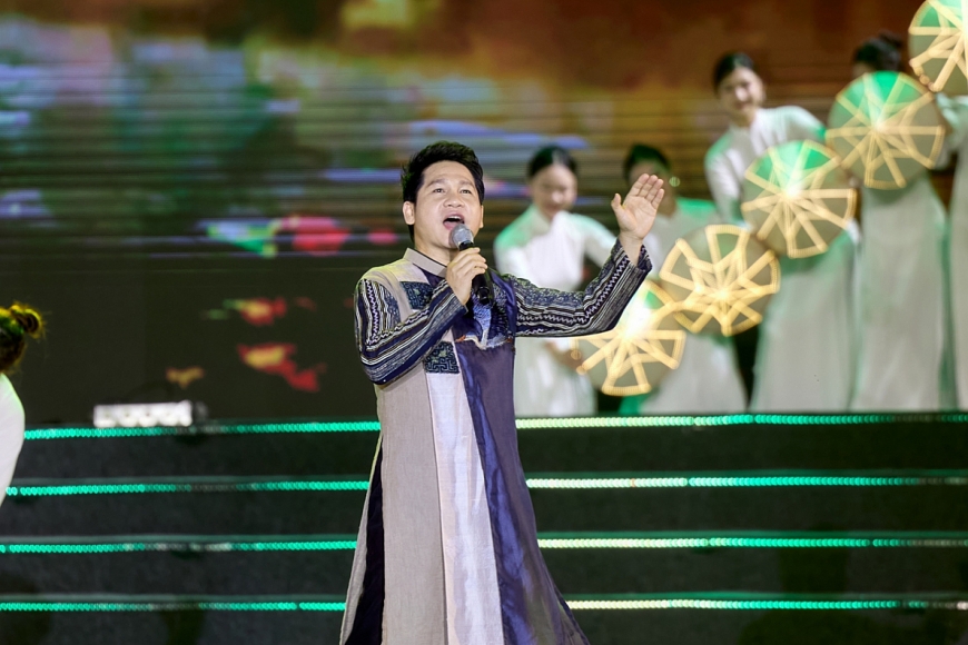 Biển người dự khai mạc Lễ hội du lịch biển Sầm Sơn 2024