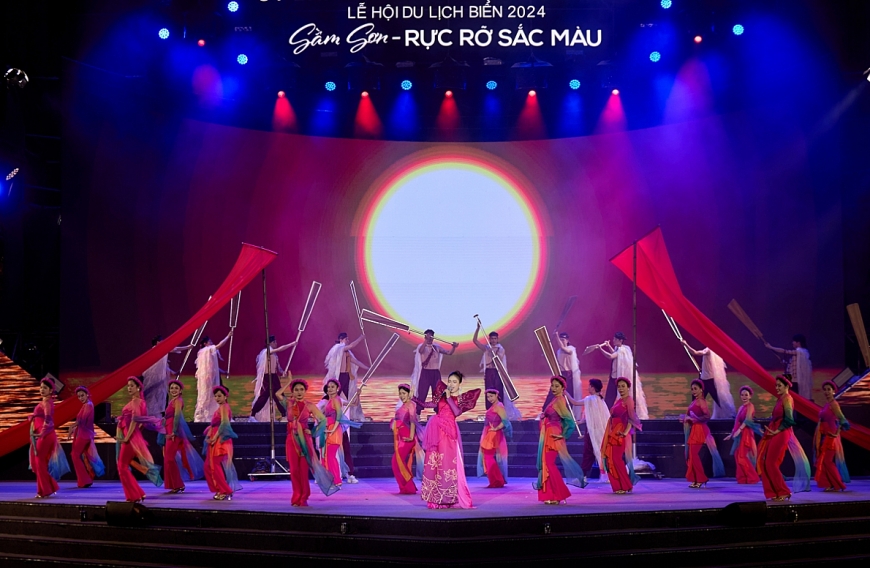 Biển người dự khai mạc Lễ hội du lịch biển Sầm Sơn 2024