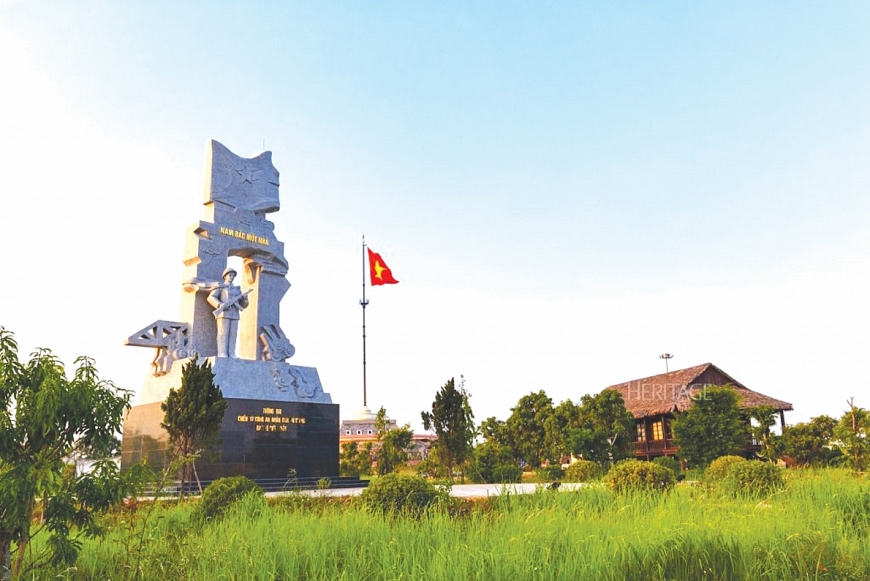 Tượng đài Công an giới tuyến ở bờ Bắc.