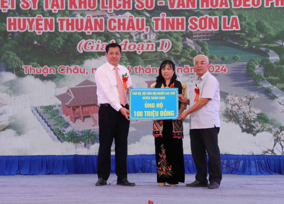 Hội NCT huyện Thuận Châu, tỉnh Sơn La trao tiền do cán bộ, hội viên đóng góp ủng hộ xây dựng Đền thờ Liệt sĩ.