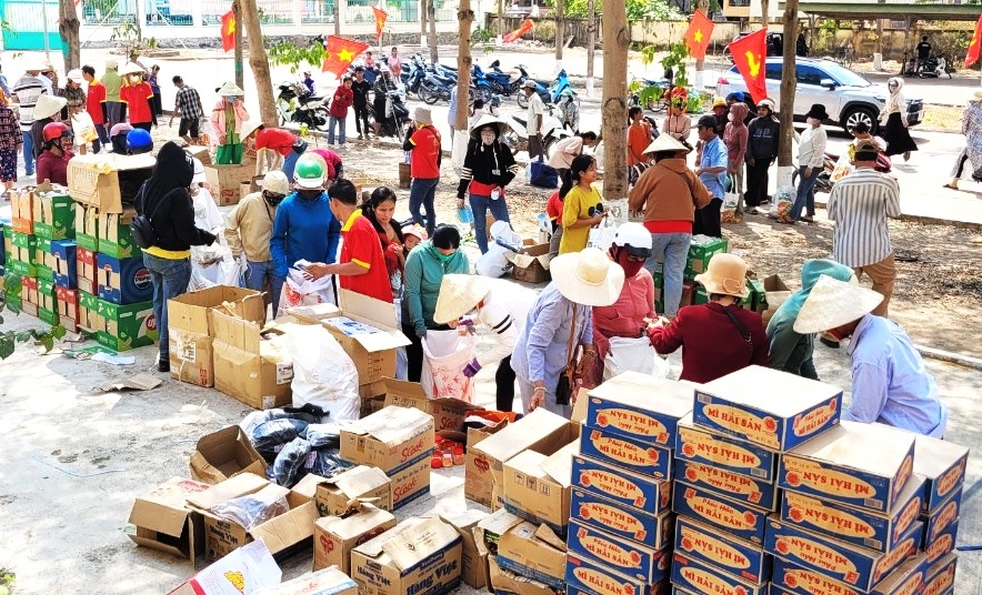 Quang cảnh buổi tặng quà NCT nghèo huyện Ea Súp, tỉnh Đắk Lắk