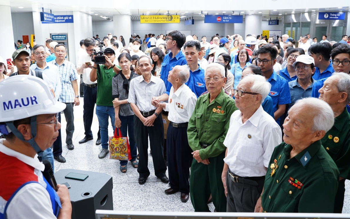 Chiến sĩ Điện Biên trải nghiệm chuyến Metro số 1