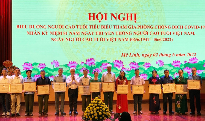 Huyện Mê Linh, TP Hà Nội biểu dương NCT tiêu biểu tham gia phòng chống dịch bệnh COVID-19
