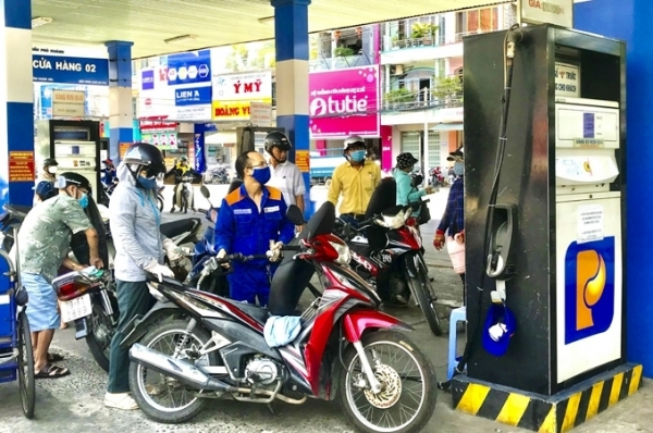 Giá xăng dầu hôm nay tăng giảm đan xen