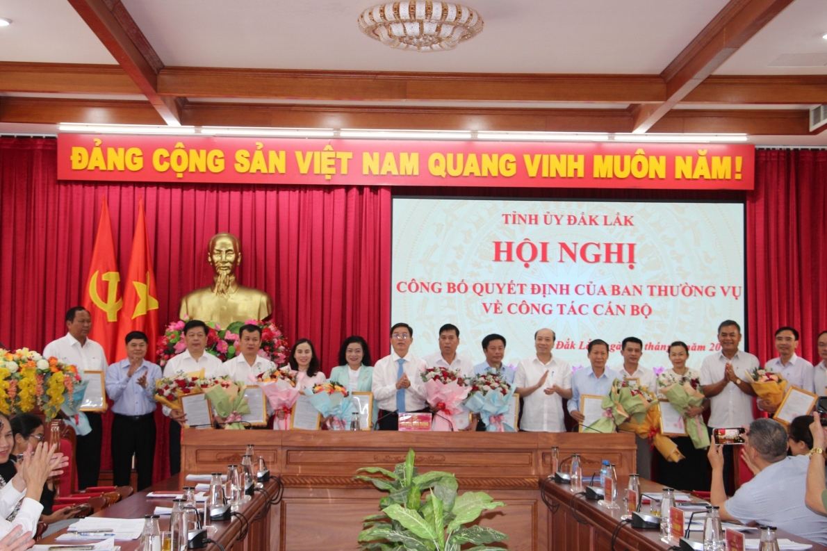 Thường trực Tỉnh ủy Đắk Lắk yêu cầu cán bộ được bổ nhiệm, luân chuyển phải giữ gìn phẩm chất chính trị.