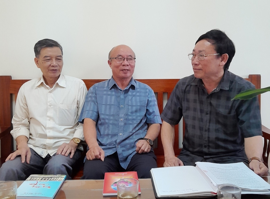 : Ông Đỗ Văn Lục (phía phải) thường xuyên tranh thủ sự chỉ đạo, hướng dẫn của Hội NCT thành phố Phúc Yên.