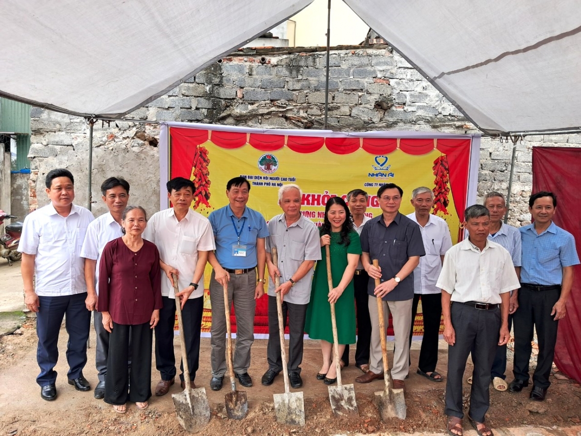 Đại diện Hội NCT TP, Công ty Nhân Ái, chính quyền và Hội NCT địa phương khởi công làm nhà tình thowng cho hội viên Quản Văn Dung