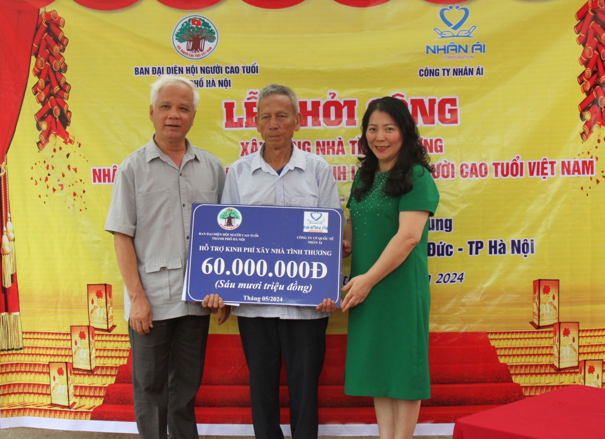 Ông Nguyễn Thế Toàn và bà Nguyễn Thị Kim Thanh trao kinh phí hỗ trợ làm nhà tình thương cho gia đình ông Quản Văn Dung