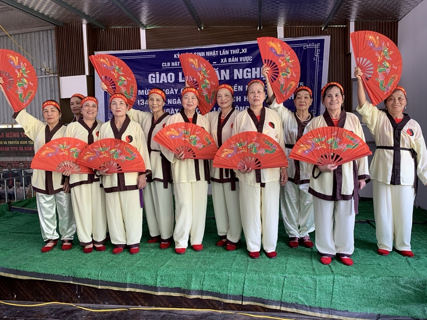 Giao lưu văn nghệ, dân vũ người cao tuổi