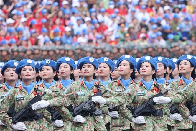 Khối nữ sĩ quan Lực lượng gìn giữ hòa bình diễu binh. Ảnh: Lâm Khánh/TTXVN