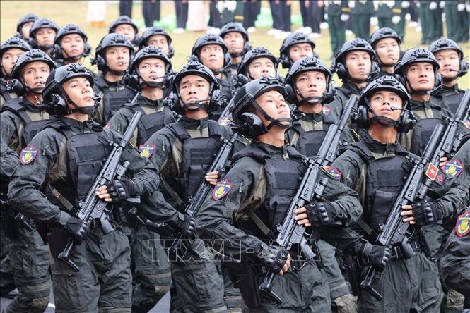 Khối nam chiến sĩ Cảnh sát đặc nhiệm diễu binh. Ảnh: TTXVN