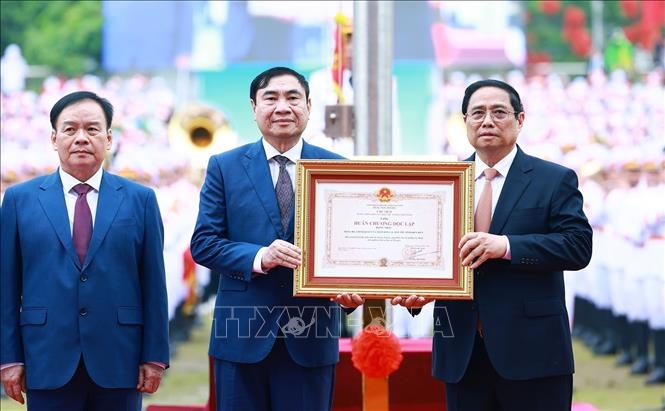 Thủ tướng Chính phủ Phạm Minh Chính trao Huân chương Độc lập hạng Nhất cho Đảng bộ, chính quyền và nhân dân các dân tộc tỉnh Điện Biên. Ảnh: Lâm Khánh/TTXVN