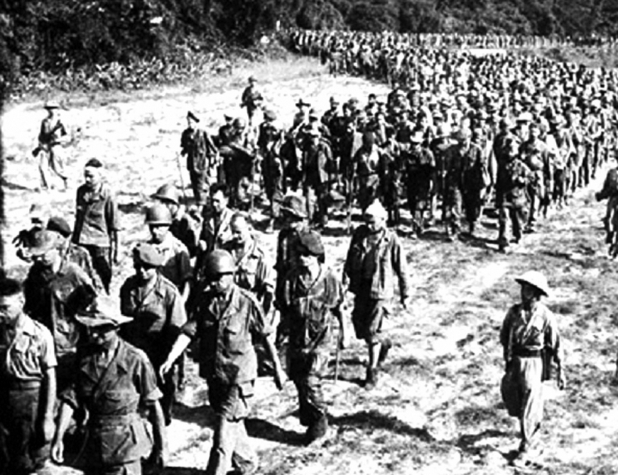 Quân ta dẫn giải tù binh Pháp sau Chiến thắng Điện Biên Phủ.  Ảnh tư liệu lịch sử.