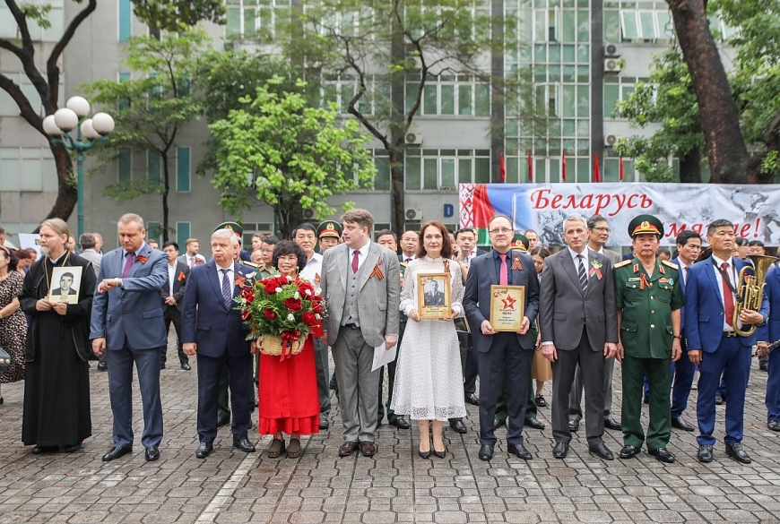 Đại biểu tham gia lễ diễu hành tưởng niệm, tri ân những anh hùng, liệt sĩ