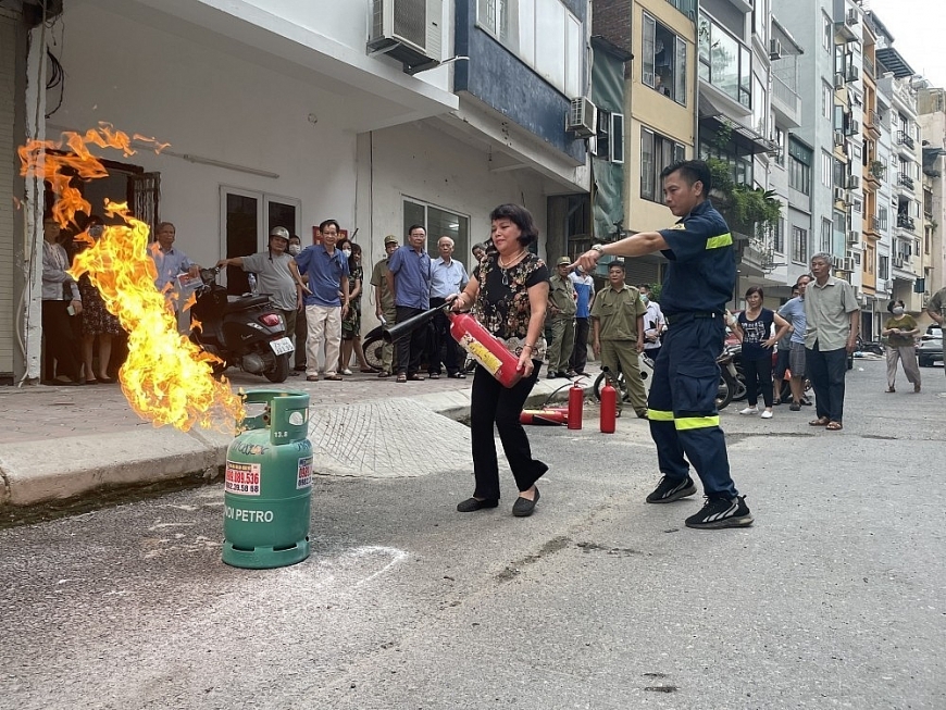 hướng dẫn công chức, người lao động tại các cơ quan, đơn vị cách sử dụng các thiết bị phòng cháy chữa cháy đúng cách