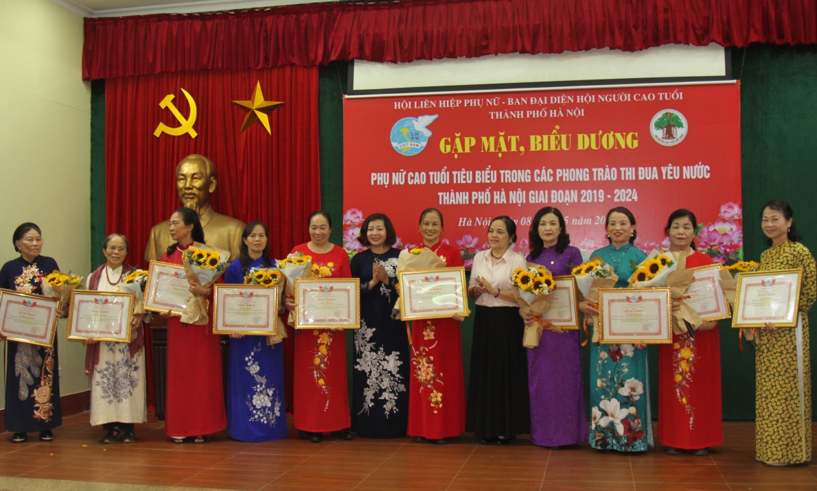 Trao Bằng khen Hội LHPN TP Hà Nội cho các hội viên nữ tiêu biểu