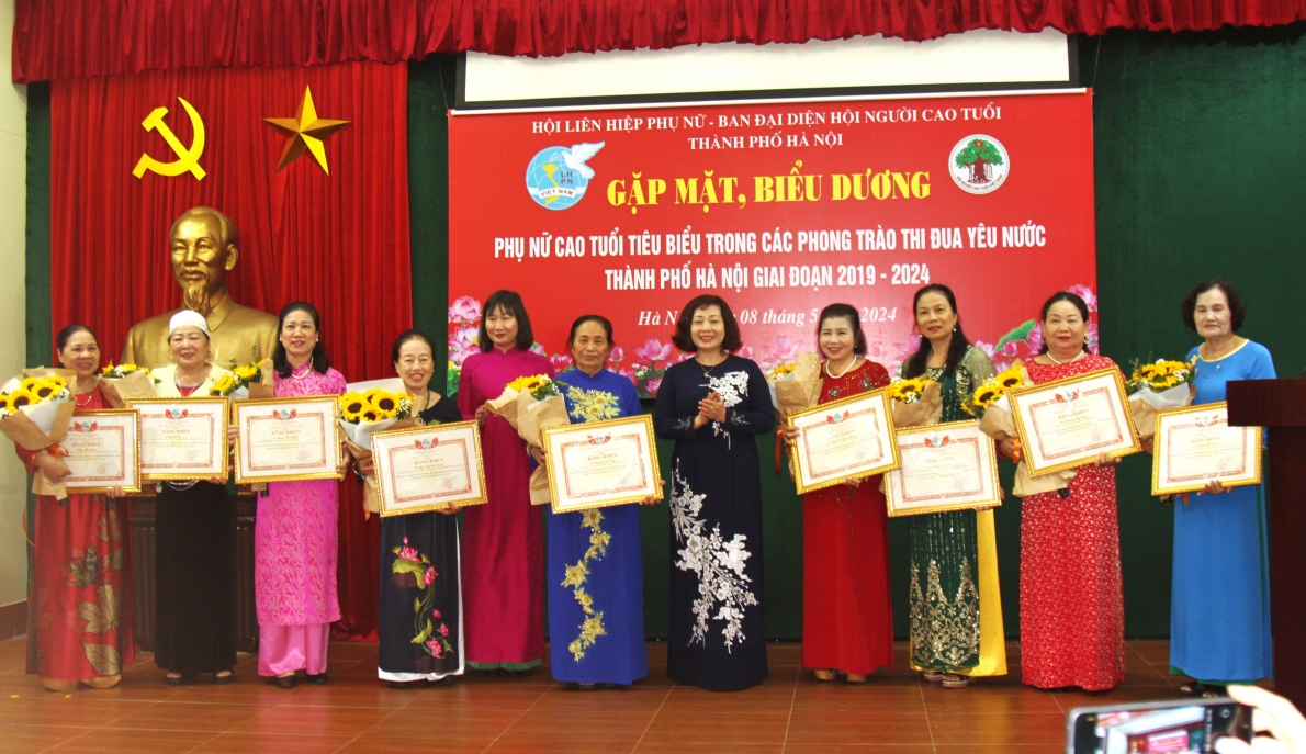 Trao Bằng khen Hội LHPN TP Hà Nội cho các hội viên nữ tiêu biểu