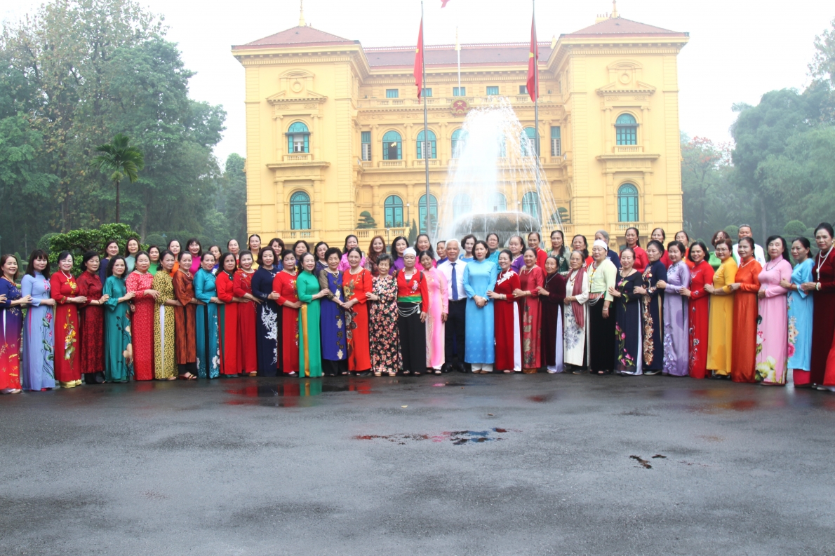 Chụp ảnh lưu niệm tại Phủ Chủ tịch