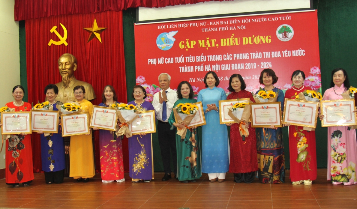 Ông Nguyễn Thế Toàn và bà Lê Kim Anh trao Bằng khen Hội LHPN TP Hà Nội cho các các nhân xuất sắc