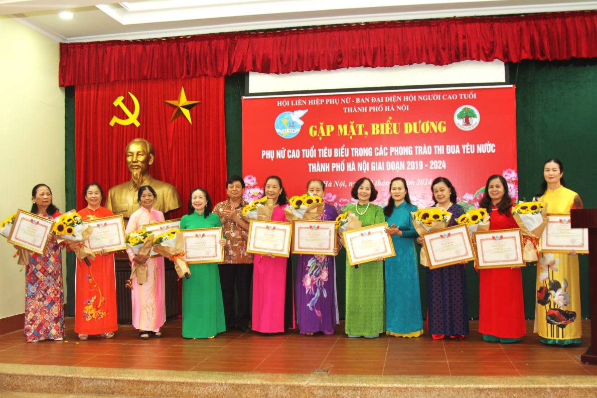 Trao Bằng khen Hội LHPN TP Hà Nội cho các hội viên nữ tiêu biểu
