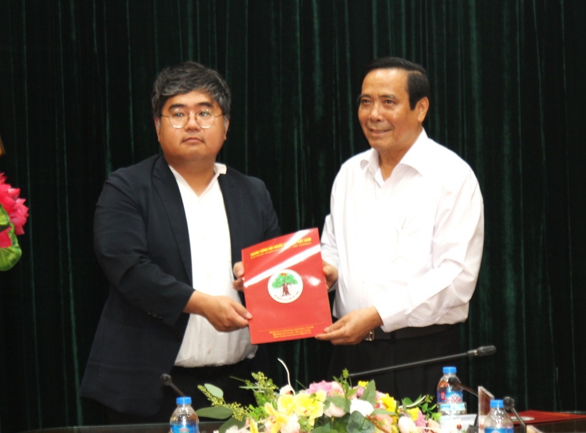 Chủ tịch Nguyễn Thanh Bình và ông Chung MyungKi trao biên bản cuộc họp