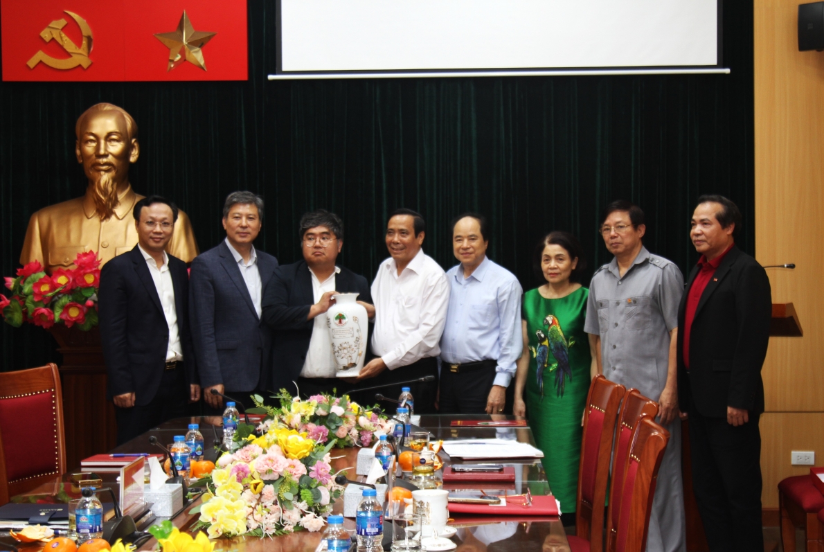 Chủ tịch Nguyễn Thanh Bình tặng quà Đoàn công tác