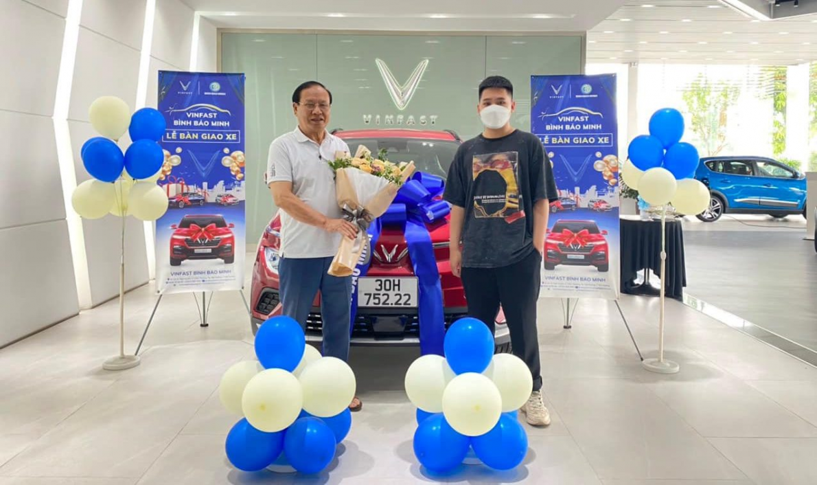 Thầy giáo dạy lái xe 60 tuổi và niềm tin với xe điện VinFast