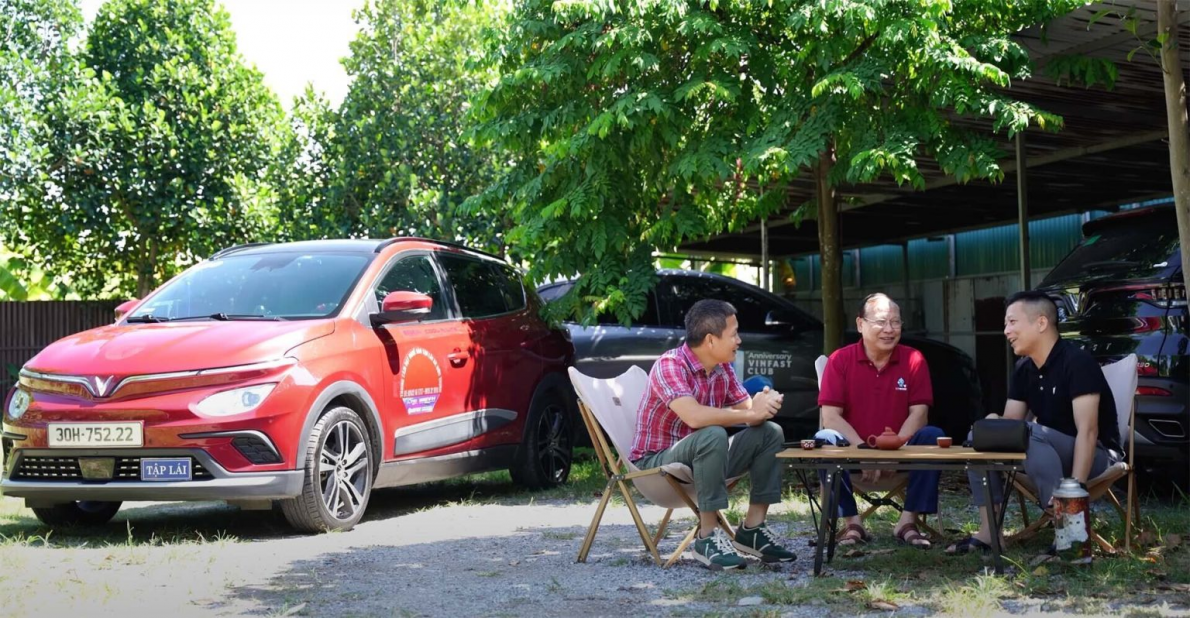 Thầy giáo dạy lái xe 60 tuổi và niềm tin với xe điện VinFast