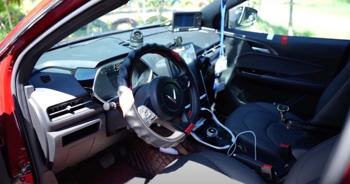 Thầy giáo dạy lái xe 60 tuổi và niềm tin với xe điện VinFast