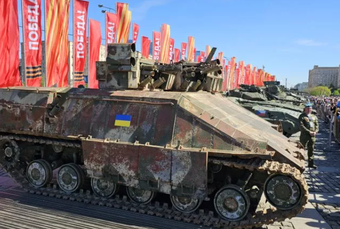 Du khách ngắm nhìn các phương tiện quân sự bị thu giữ của Ukraine tại một cuộc triển lãm ở Moskva ngày 1/5/2024