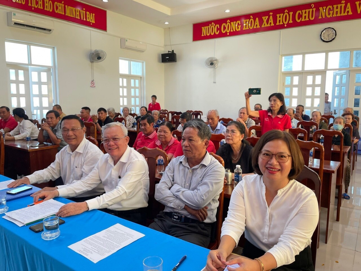 Ra mắt CLB Liên thế hệ tự giúp nhau khu phố 7