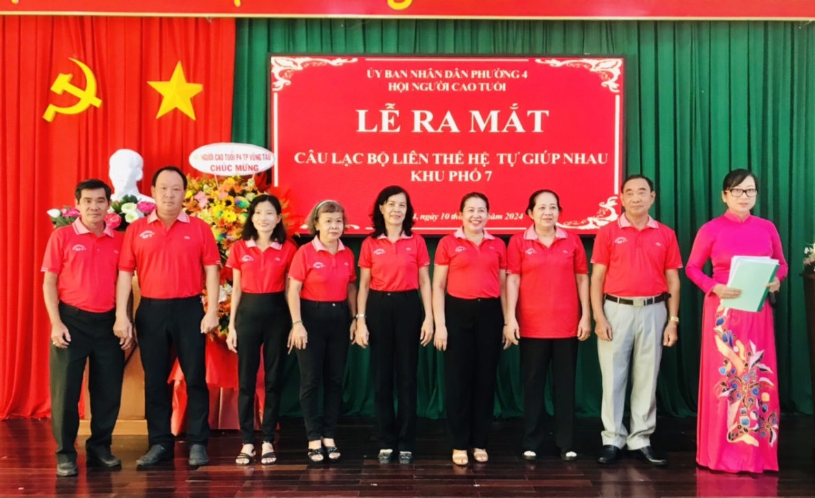 Ra mắt CLB Liên thế hệ tự giúp nhau khu phố 7