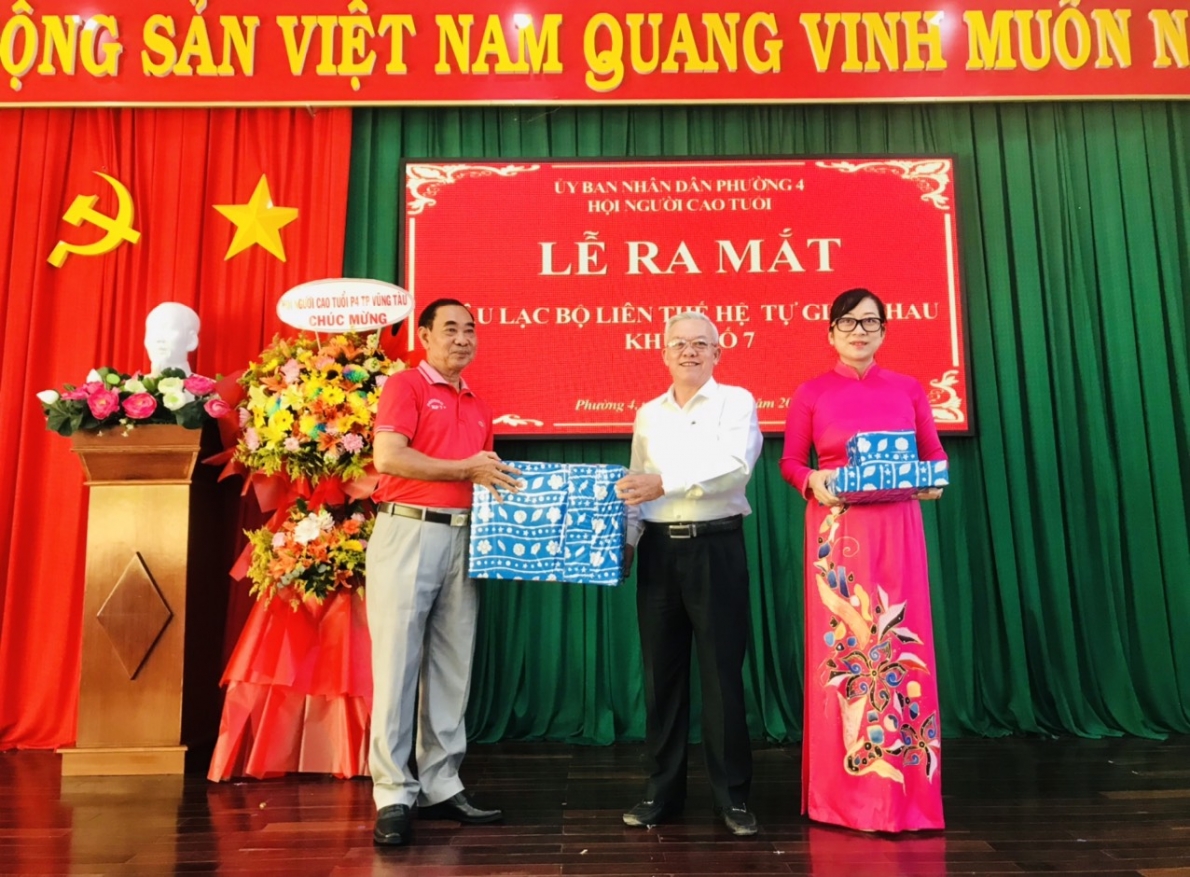 Ra mắt CLB Liên thế hệ tự giúp nhau khu phố 7
