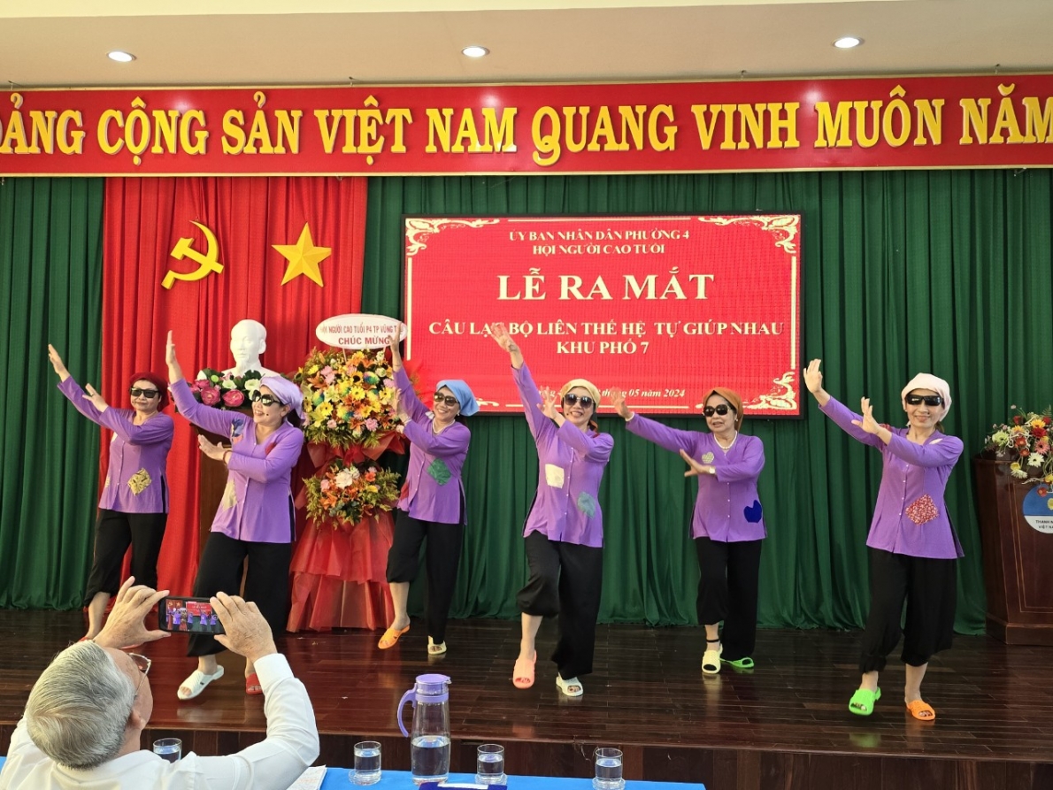 Ra mắt CLB Liên thế hệ tự giúp nhau khu phố 7